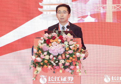 长江证券首席经济学家伍戈发表演讲。来源：长江证券_副本.jpg