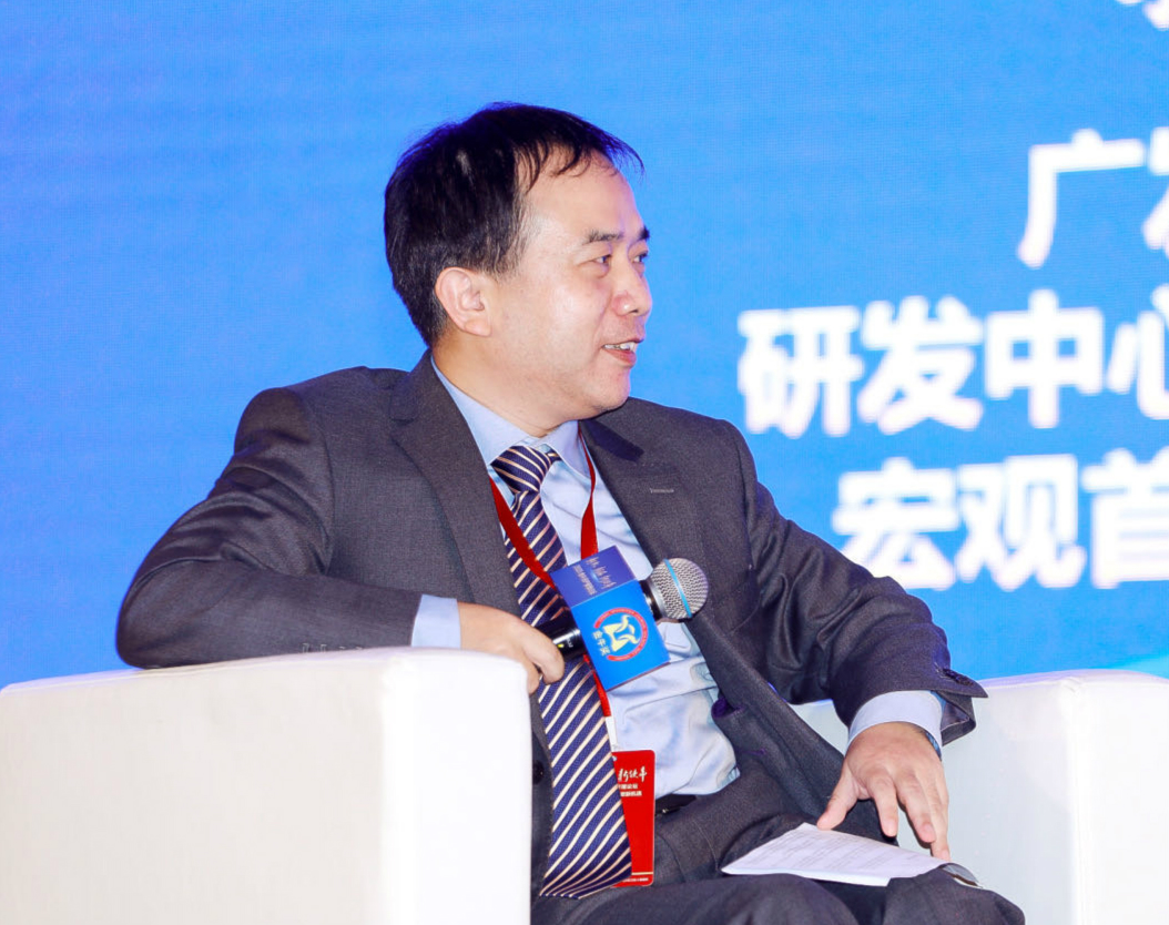 广发证券研发中心执行董事、宏观首席分析师郭磊作为主持人，主持圆桌论坛_meitu_13.jpg
