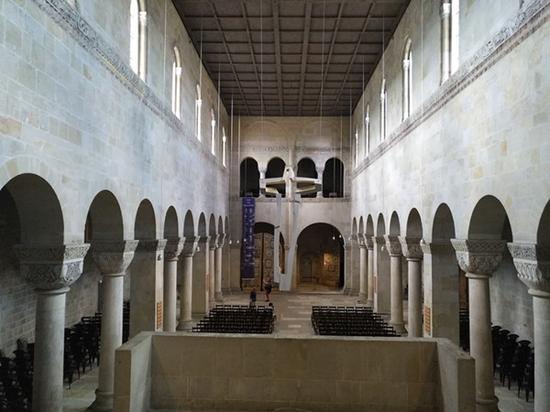 �����ֱ��Ǳ�ɽ�ϵĽ����ڲ�