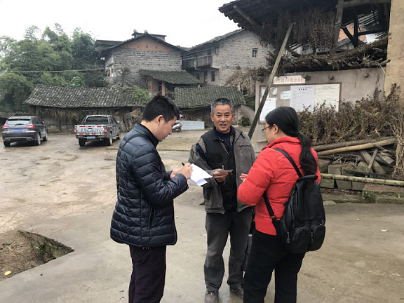为村民发送帮扶联系卡。.png