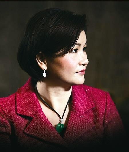 ��ҵ���츻�񻰣���Ů�׸���Ⱥ��500���ʲ�����֮��