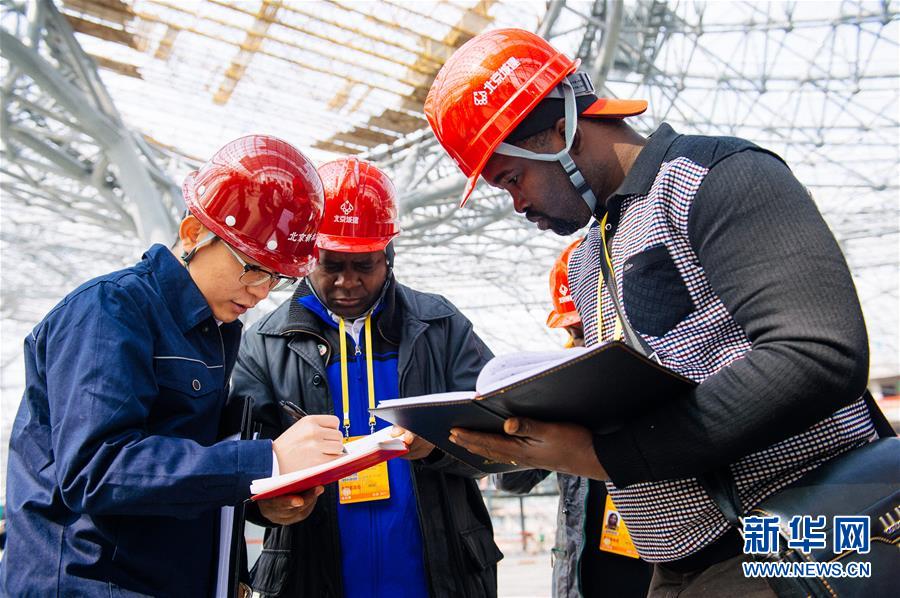 ���»�ȫýͷ����ʮ�Ŵ��ر𱨵���ͼ�Ļ�������4��������д��������ִ��������̵�׳��ƪ�¡�����ʮ�Ŵ󱨸濴��ʱ���й���ɫ������巢չս�԰���