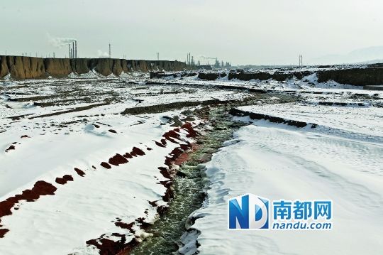 ��ѩ�����µ�ʯ�ͺӣ�ˮ����խ����ϸ��Ϫ��